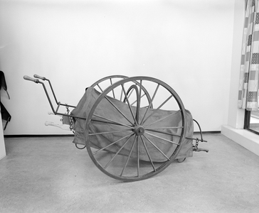 880190 Afbeelding van een ambulance-handkar tentoongesteld in het kantoor van de Gemeentelijke Geneeskundige en ...